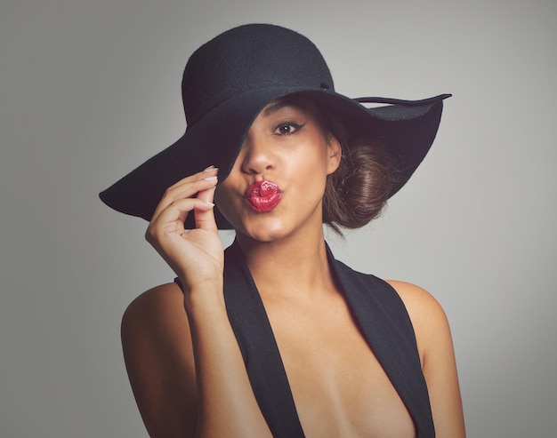 Vivir con estilo Foto de estudio de una mujer joven elegantemente vestida