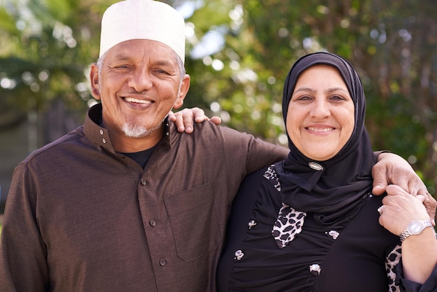 Vivir la vida con amor Retrato de una pareja musulmana senior sonriente afuera