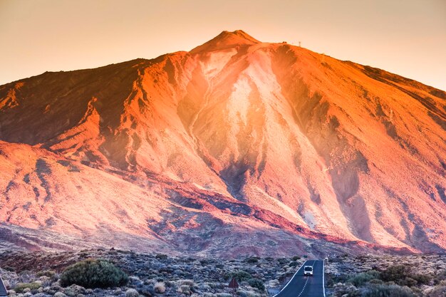 Foto vivo amanecer en las montañas