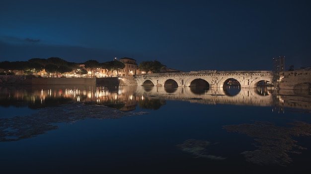 Vixino da noite na ponte Augustus Tiberius em Rimini