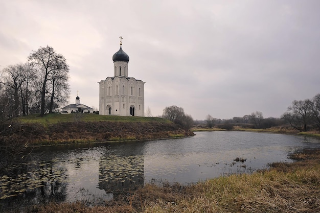 VLADIMIR, RÚSSIA - 3 DE NOVEMBRO DE 2021: Igreja da Intercessão no Nerl em Bogolyubovo