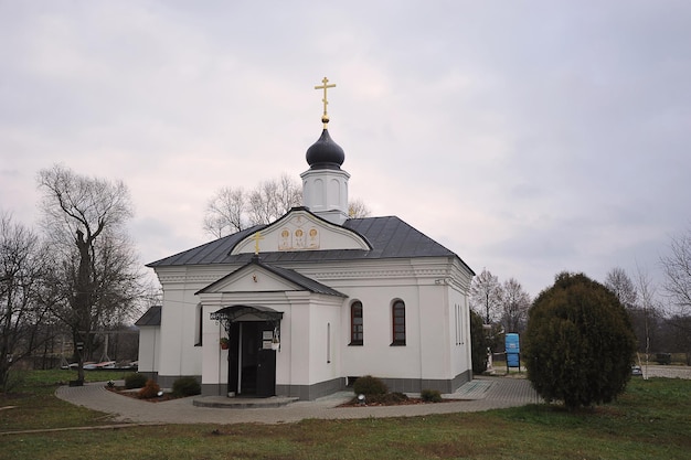 VLADIMIR, RÚSSIA - 3 DE NOVEMBRO DE 2021: Igreja da Intercessão no Nerl em Bogolyubovo