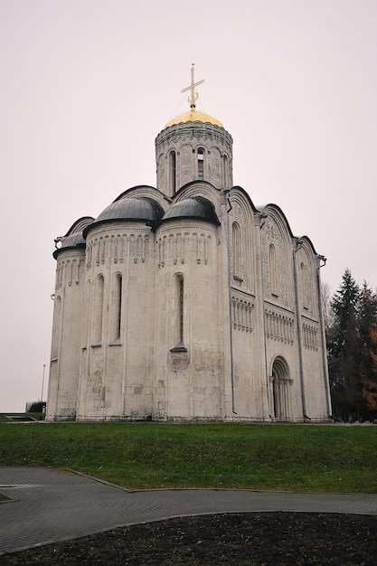 VLADIMIR, RÚSSIA - 3 de novembro de 2021: vista da Catedral Dmitrievsky em Vladimir