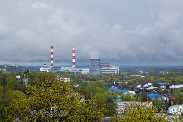 Vladimir Rusia 26 de abril de 2023 Vista de la central térmica desde la plataforma de observación en primavera cuando llueve