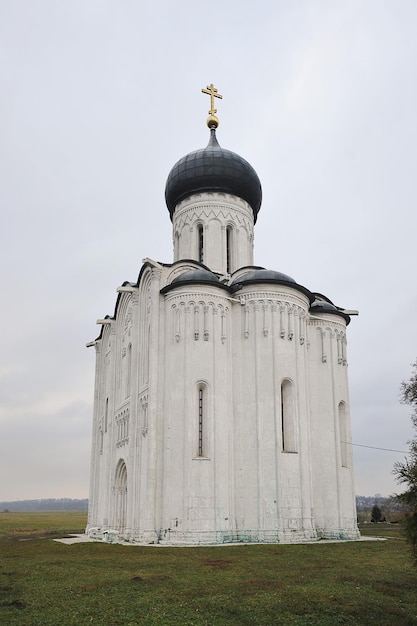 VLADIMIR, RUSIA - 3 DE NOVIEMBRE DE 2021: Iglesia de la Intercesión en el Nerl en Bogolyubovo