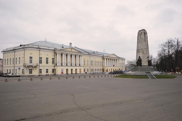 VLADIMIR, RUSIA - 3 de noviembre de 2021:monumento a los 850 años de Vladimir en Vladimir