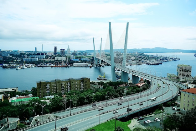 Vladivostok vista del puente de la ciudad