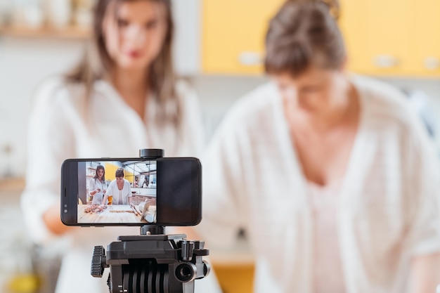 Vlog de cocina Mujeres horneando pasteles, galletas, galletas, grabación de videos tutoriales para teléfonos inteligentes Equipo de creación de contenido multimedia