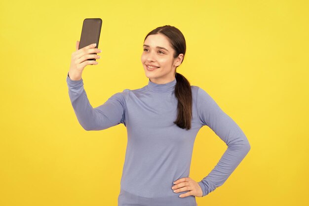 Vlog com empresária de celular fazendo selfie blog de negócios ágil