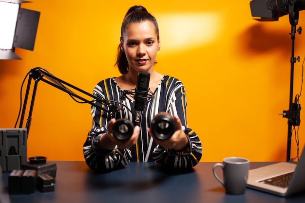 Vloger mirando la lente de la cámara mientras graba un podcast