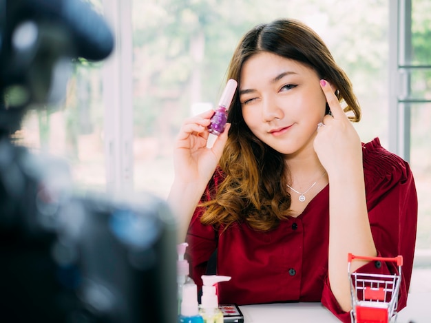 Vloger mulheres bonitas usam internet on-line rever sua marca de cosméticos