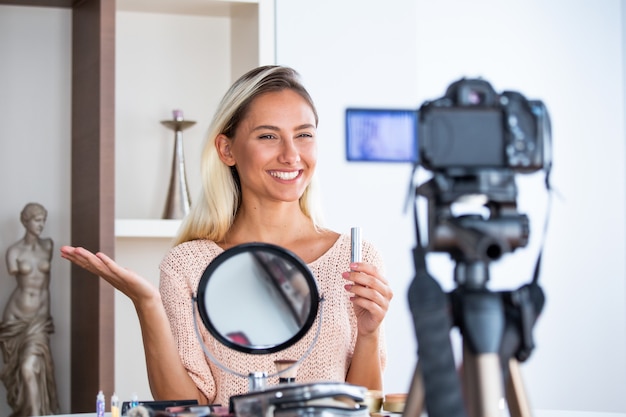 Foto vlogger de belleza profesional haciendo tutorial de maquillaje de transmisión en vivo