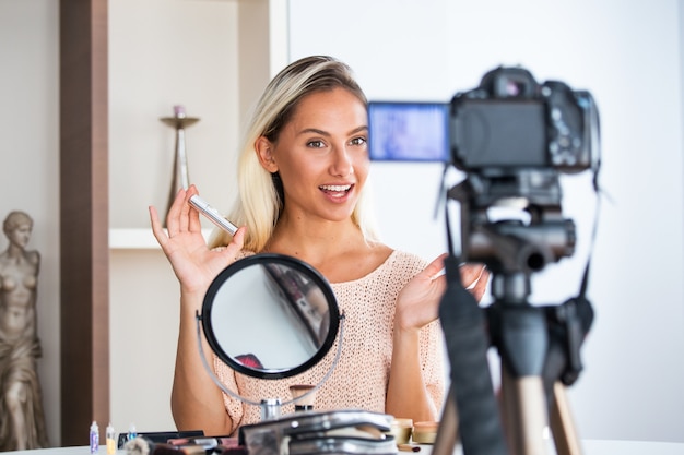 Vlogger de belleza profesional haciendo tutorial de maquillaje de transmisión en vivo