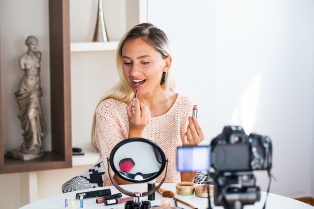 Vlogger de belleza profesional haciendo tutorial de maquillaje de transmisión en vivo