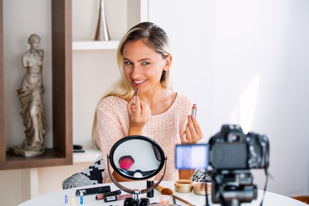 Vlogger de belleza profesional haciendo tutorial de maquillaje de transmisión en vivo