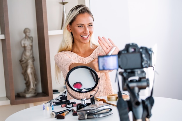 Vlogger de belleza profesional haciendo tutorial de maquillaje de transmisión en vivo