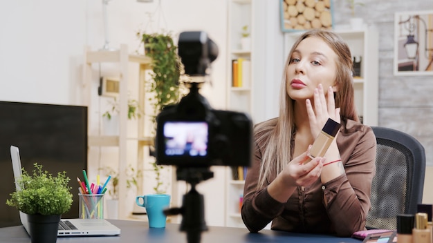 Vlogger de beleza gravando um vlog sobre produtos para a pele. Influenciador famoso. Cosméticos profissionais.