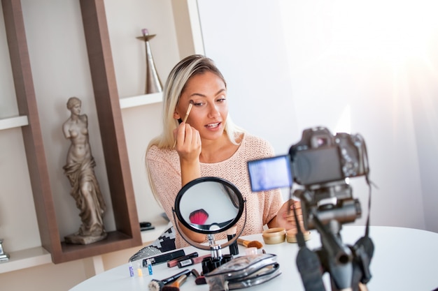 Vlogger de beleza profissional fazendo tutorial de maquiagem de transmissão ao vivo