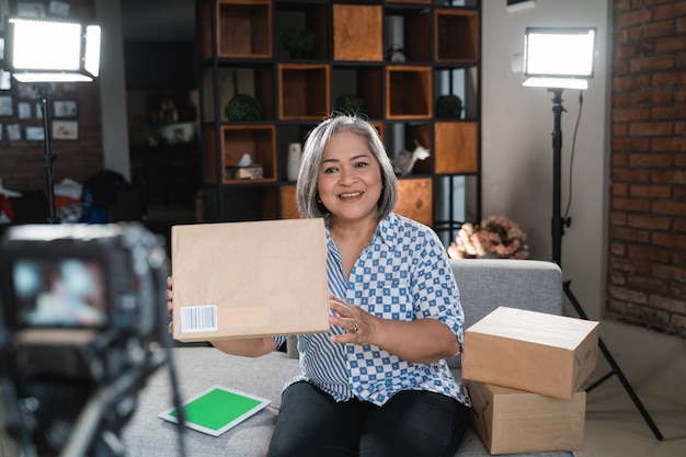 Vlogger der alten Frau zeichnet Unboxing-Video auf