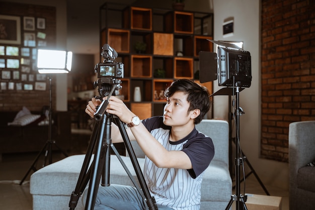 Vlogger des jungen Mannes, der Kamera vorbereitet, um ihren vlog zu erstellen