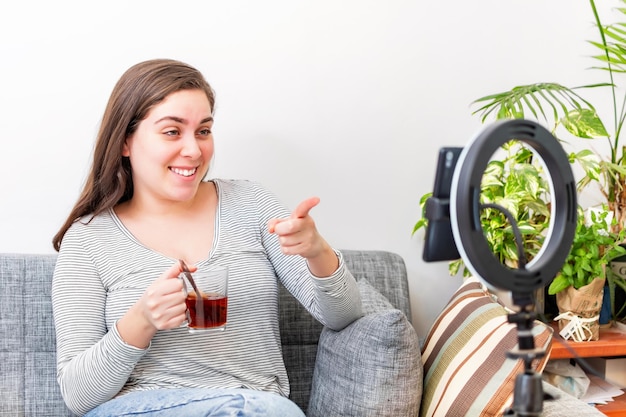 Vlogger-Filmen mit Smart Pone zu Hause Influencer-Marketing im Social-Media-Konzept