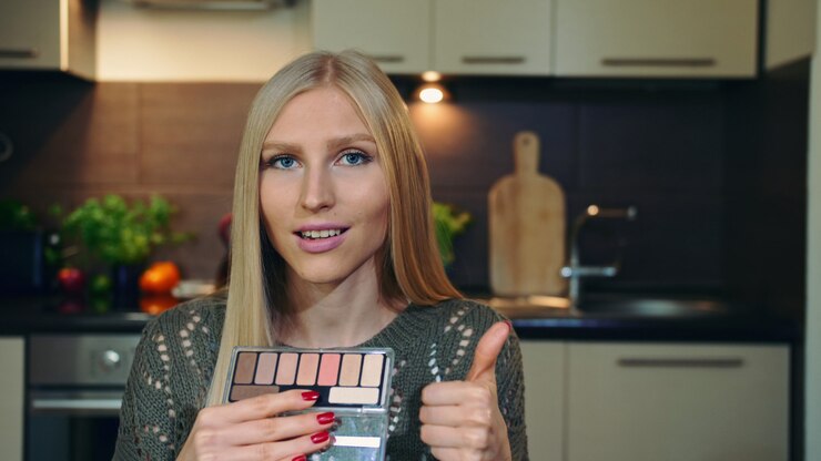 Foto vlogger hablando de sombra de ojos maquillaje.