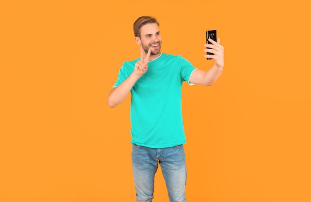 Vlogger mit Handy-Show-Friedensgesten-Typ, der Video-Blog auf Smartphone macht