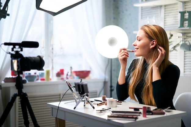 Vlogger mulher aplica batom Beleza blogueira mulher filmando tutorial de rotina diária de maquiagem