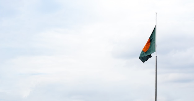 Voando a bandeira nacional de Bangladesh sob um céu limpo com cópia spac