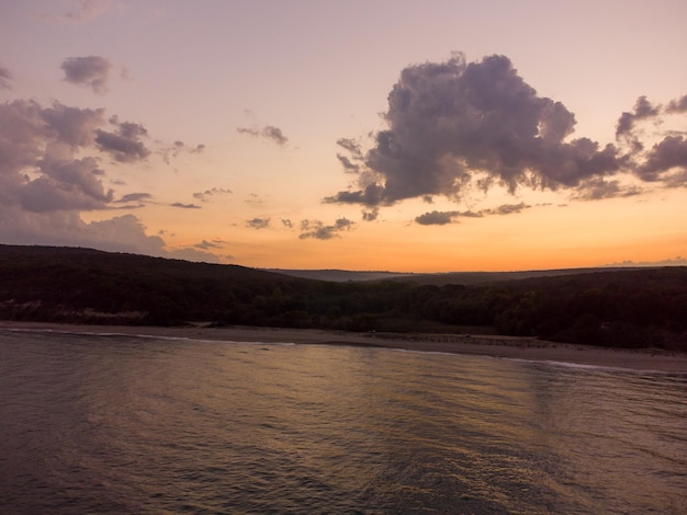 Voando acima do mar à noite