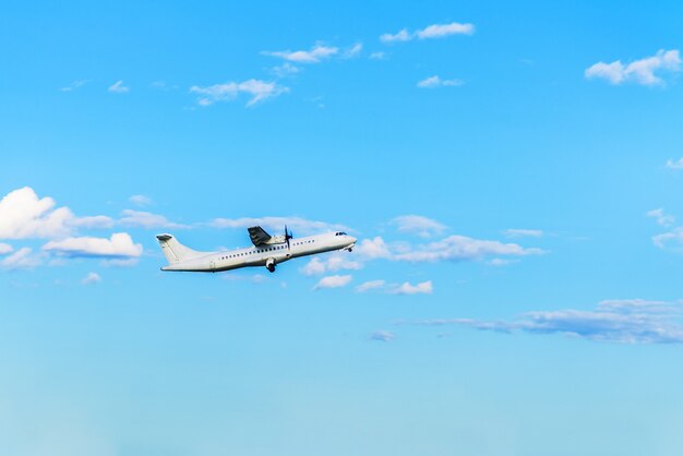 Voando avião no céu azul