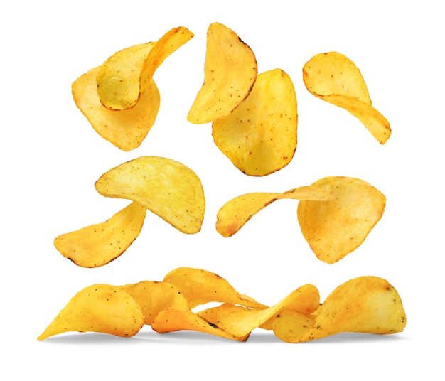 Foto voando com batatas fritas crocantes sobre uma pequena pilha isolada no fundo branco.