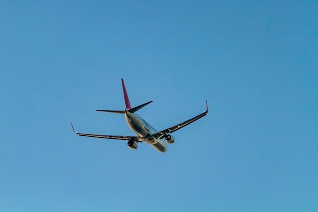 Voando de avião de passageiros no céu azul surfce