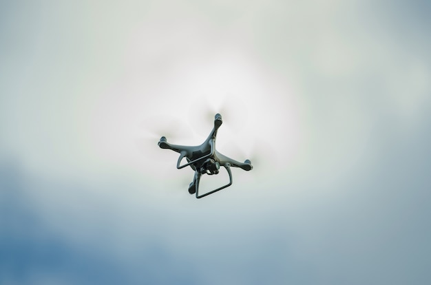 Foto voando drone com câmera no céu