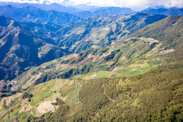 Voando drone em direção ao belo Monte famoso incrível. Hehuan em Taiwan acima do topo da colina, vista aérea de um tiro.