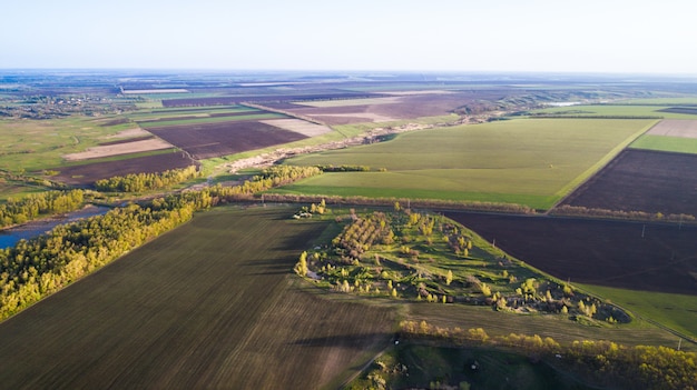 Voando sobre campos semeados com culturas agrícolas