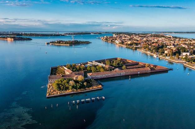 Voando sobre pequenas ilhas de Veneza na lagoa de Veneza