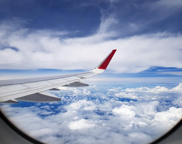 Voar e viajar vista da janela do avião na asa