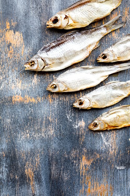 Vobla de pescado seco salado. Bocadillo de cerveza de verano para una fiesta.