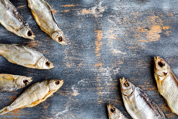 Vobla de pescado seco salado. Bocadillo de cerveza de verano para una fiesta.