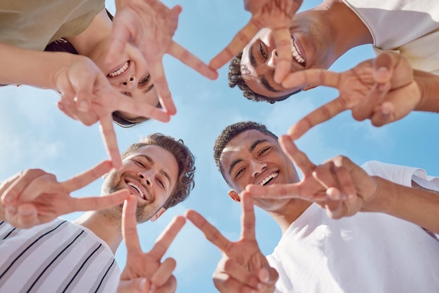 Você brilha mais do que uma estrela Foto de um grupo de jovens amigos fazendo uma forma de estrela com as mãos do lado de fora