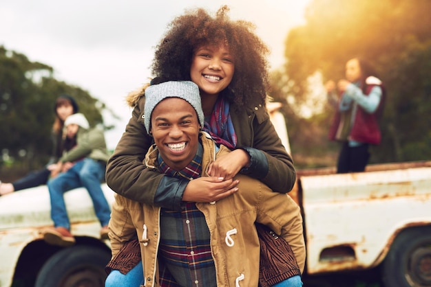 Você é jovem apenas uma vez Retrato de um jovem casal feliz aproveitando o clima de inverno lá fora