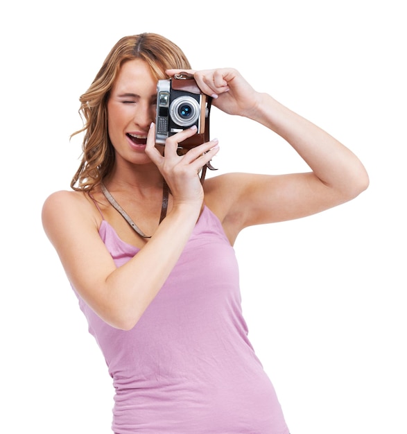 Você é tão fotogênico Foto de estúdio de uma jovem tirando uma foto com uma câmera vintage