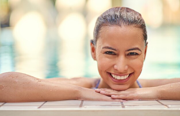 Você está a apenas um mergulho do bom humor Foto de uma jovem relaxando na piscina de um spa