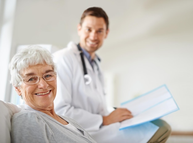 Você está em ótimas mãos Foto de um médico bonito com um paciente idoso feliz