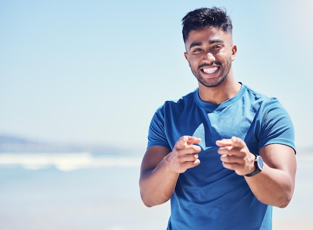 Você estará fazendo um favor a si mesmo. Tiro de um jovem apto para um treino na praia.