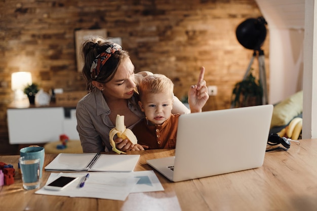 Você pode assistir desenhos animados por apenas 5 minutos e depois eu tenho que trabalhar