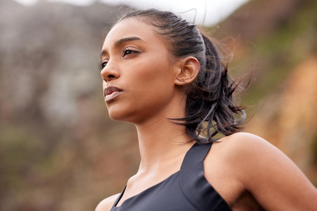 Você pode fazer isso com sua MENTE Foto de uma jovem em forma recuperando o fôlego enquanto completa sua corrida ao ar livre