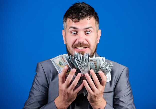 Você pode imaginar que ganhar um empresário de loteria depois de muito Finanças e comércio homem barbudo feliz tem muito dinheiro Bilionário com notas de dólar Sucesso nos negócios e no esporte