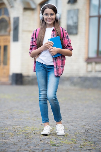 Você pode ouvir o que podemos Criança feliz ouça curso de áudio em fones de ouvido Aprendendo língua estrangeira Escute tecnologia Escola de inglês Educação musical Tecnologia moderna Mantendo seus ouvidos seguros